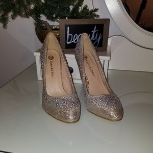Chase & Chloe Shiny Pumps